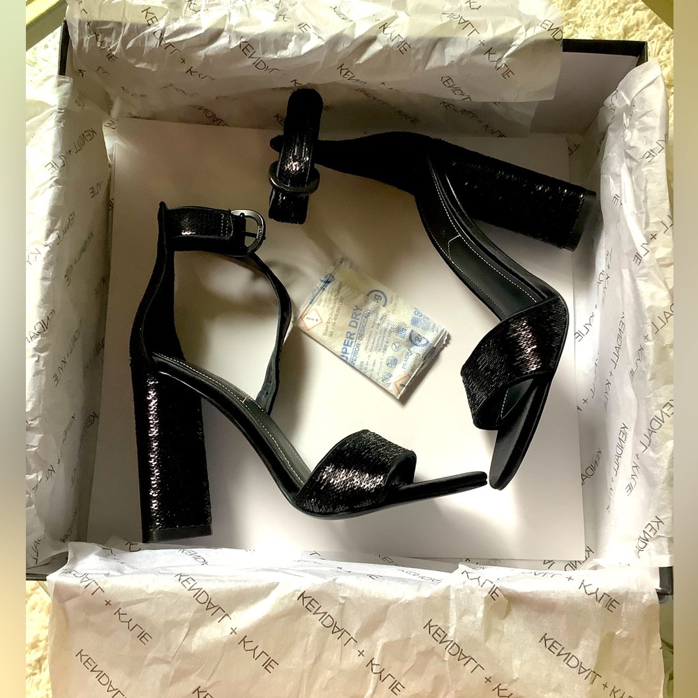 Kendall & Kylie flat form shoes